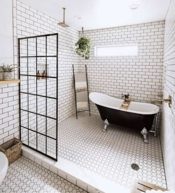 Dinding kamar mandi dengan ubin keramik bergaya subway